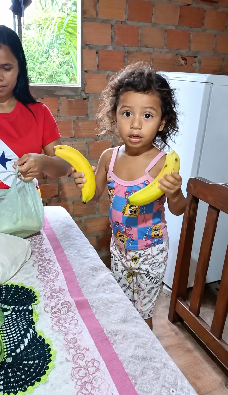 Pai de família ao lado da família dentro de casa